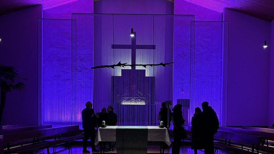 Fastenzeit im Zeichen der Kunst | Kunstinstallation "Fadenkreuz" von Brandy Brandstätter in der Pfarrkirche Krumpendorf - © Foto: Pfarre Krumpendorf