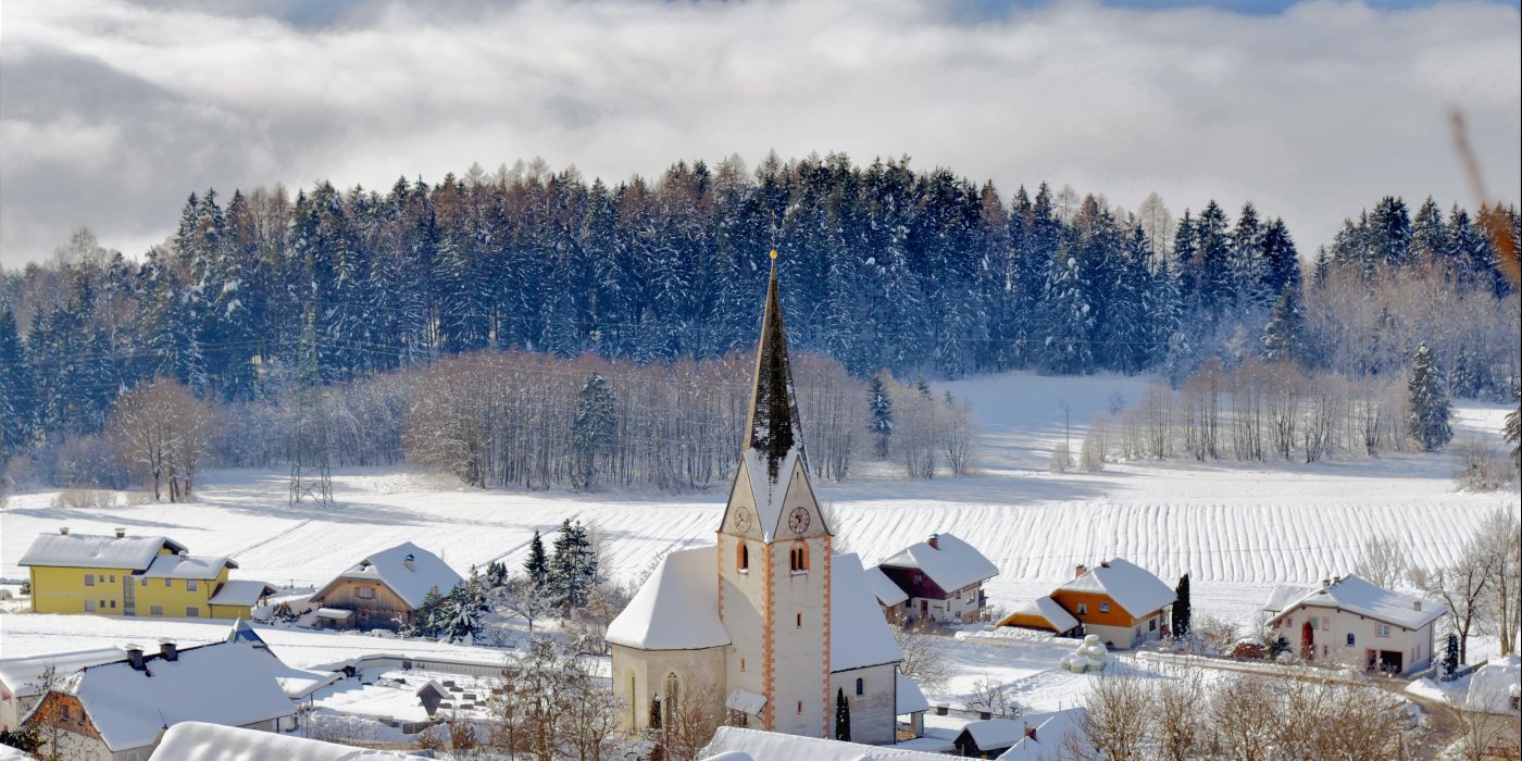 © © Foto: Kager Rainhard; Blick auf Matzelsdorf mit seiner Filial- & Wallfahrtskirche Maria Schnee