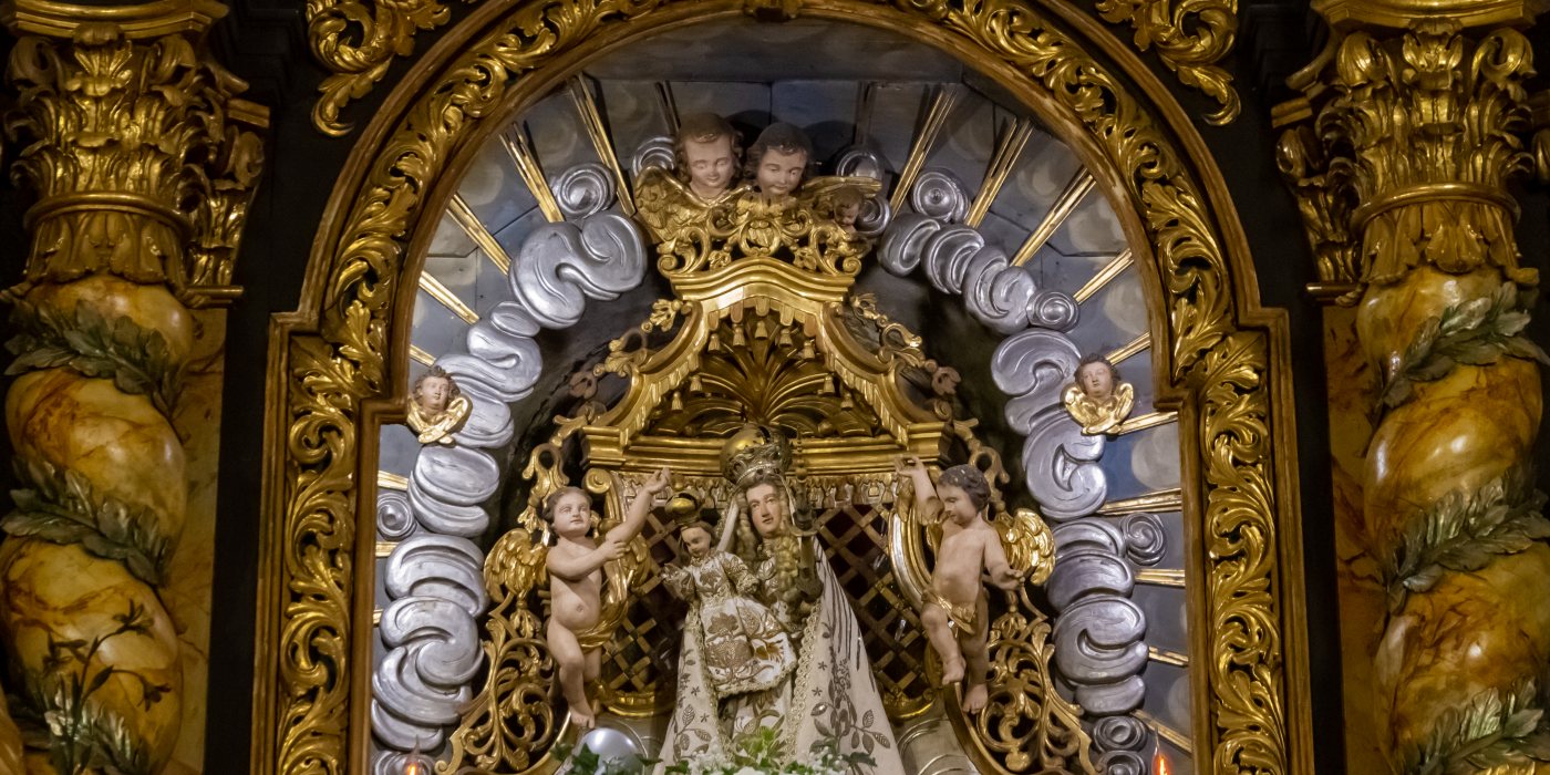 © Foto: Mag. Bernhard Wagner: Mittlerer Teil des Hochaltars: Gekrönte Madonna und Jesuskind mit Engeln