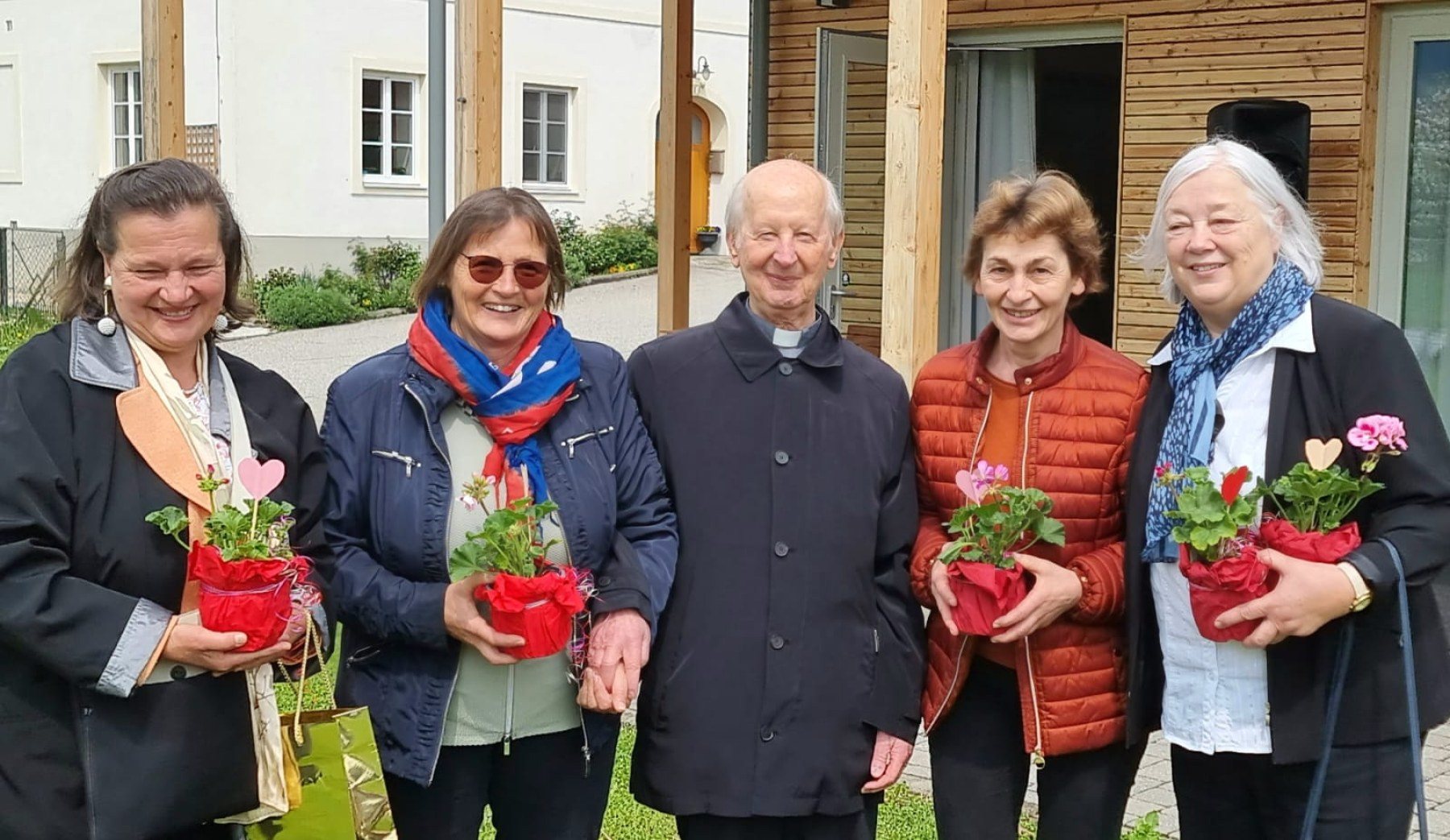 Roža, podarjena vsaki mami, naj bo izraz naše zahvale / Die Blume am