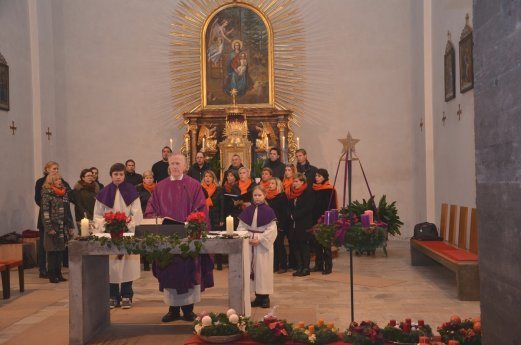 Bild: Msgr. Silan feierte