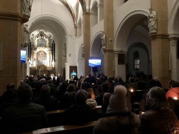 Bild: Pfarrer Wegscheider beim Abend der Barmherzigkeit in Wolfsberg: Es zählt nicht nur das „Woher“ sondern auch das „Wohin“.