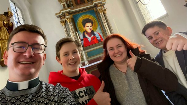 Bild: Melissa, Lucas und Theodor laden zum Fest der Barmherzigkeit ein.