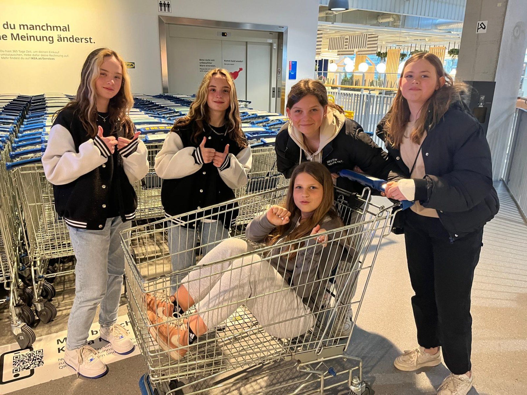 Jugendgruppe goes shopping