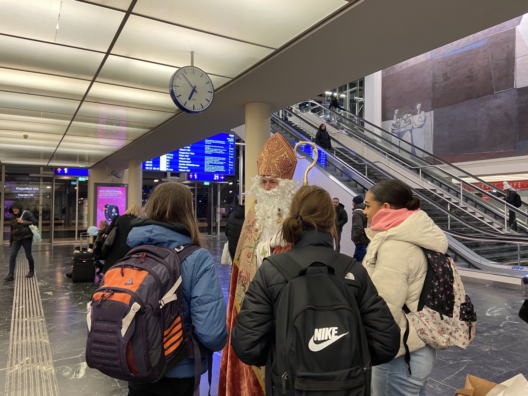 Bischof Nikolaus überrascht am Klagenfurter Hauptbahnhof
