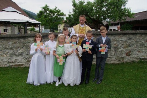 Bild: Feier der Erstkommunionkinder in  Tragail