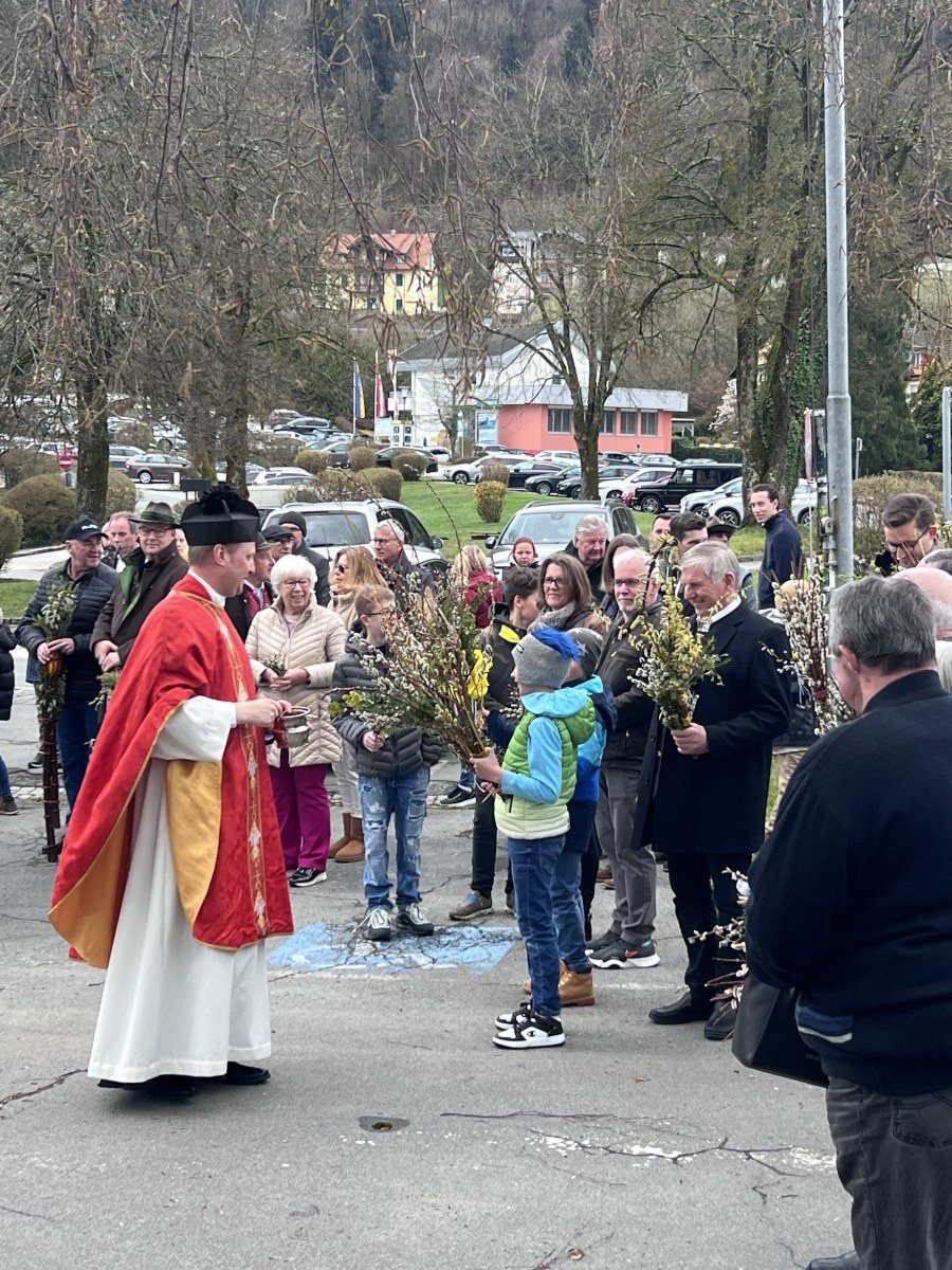 Palmweihe unter freiem Himmel: Ein traditioneller Start in den Palmsonntag