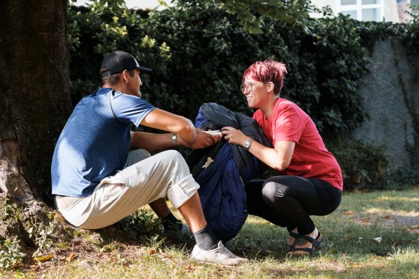 © Foto:Johannes Leitner/Caritas  - Niemand soll der Hitze schutzlos ausgeliefert sein: Katrin Starc bei der Übergabe eines Sommerschlafsackes 