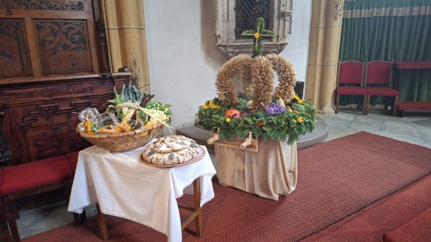 Unser Erntedankfest mit der Erntedankkrone und den Erntegaben von unserer Bauernschaft. © Foto: Schmidl 