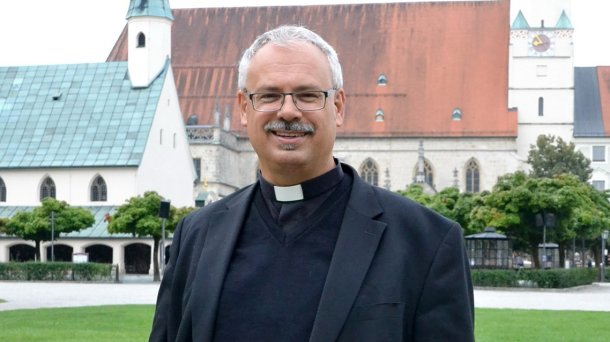 Bild: Besonderer Gast in Wolfsberg: Pfarrer Klaus Metzl aus Altötting