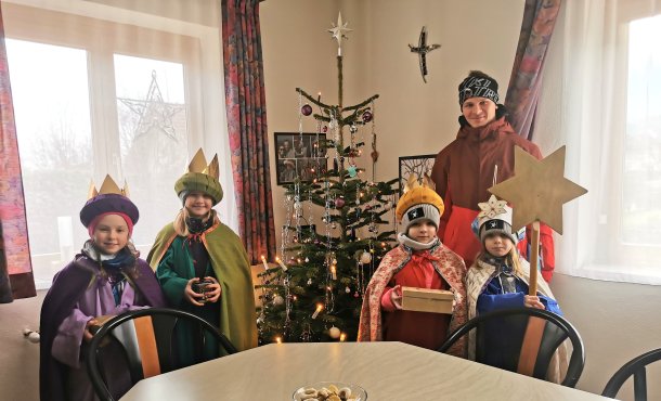 Bild: Gemeinsam unterwegs im Licht des Sterns • Sveti trije kralji in zvezda reparica