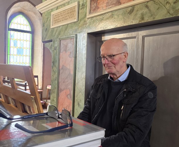 Bild: Orgel und Organist des Monats M&auml;rz