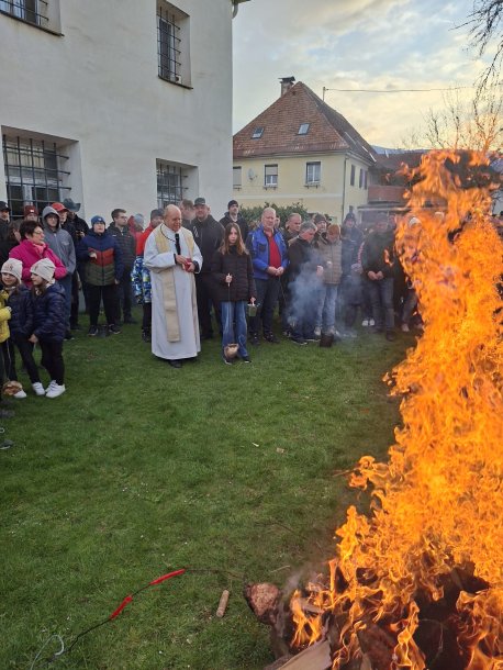 Bild: Weihe des Feuers in der Pfarre Maria Rojach