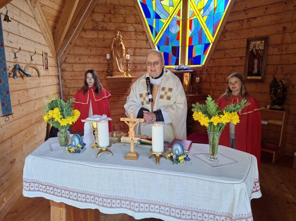 Bild: Ostergottesdienst bei der Kapelle Pontnig