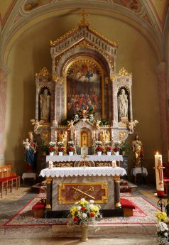 Bild: Osterkreuz + Altäre unserer Pfarrkirche