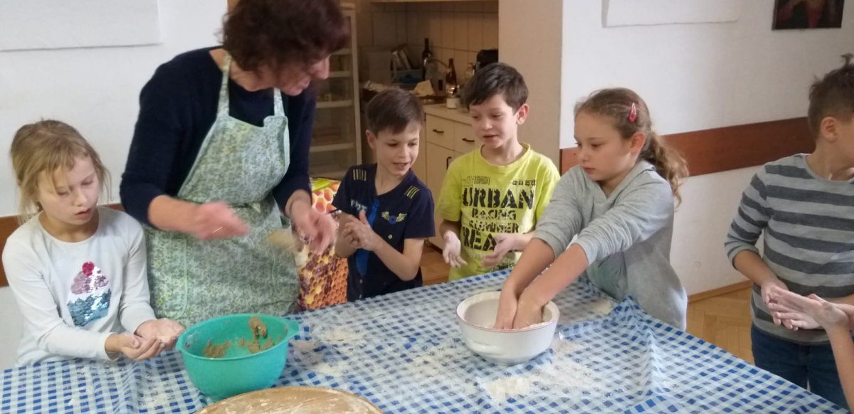 Brotbacken Mit Den Erstkommunion Kindern 