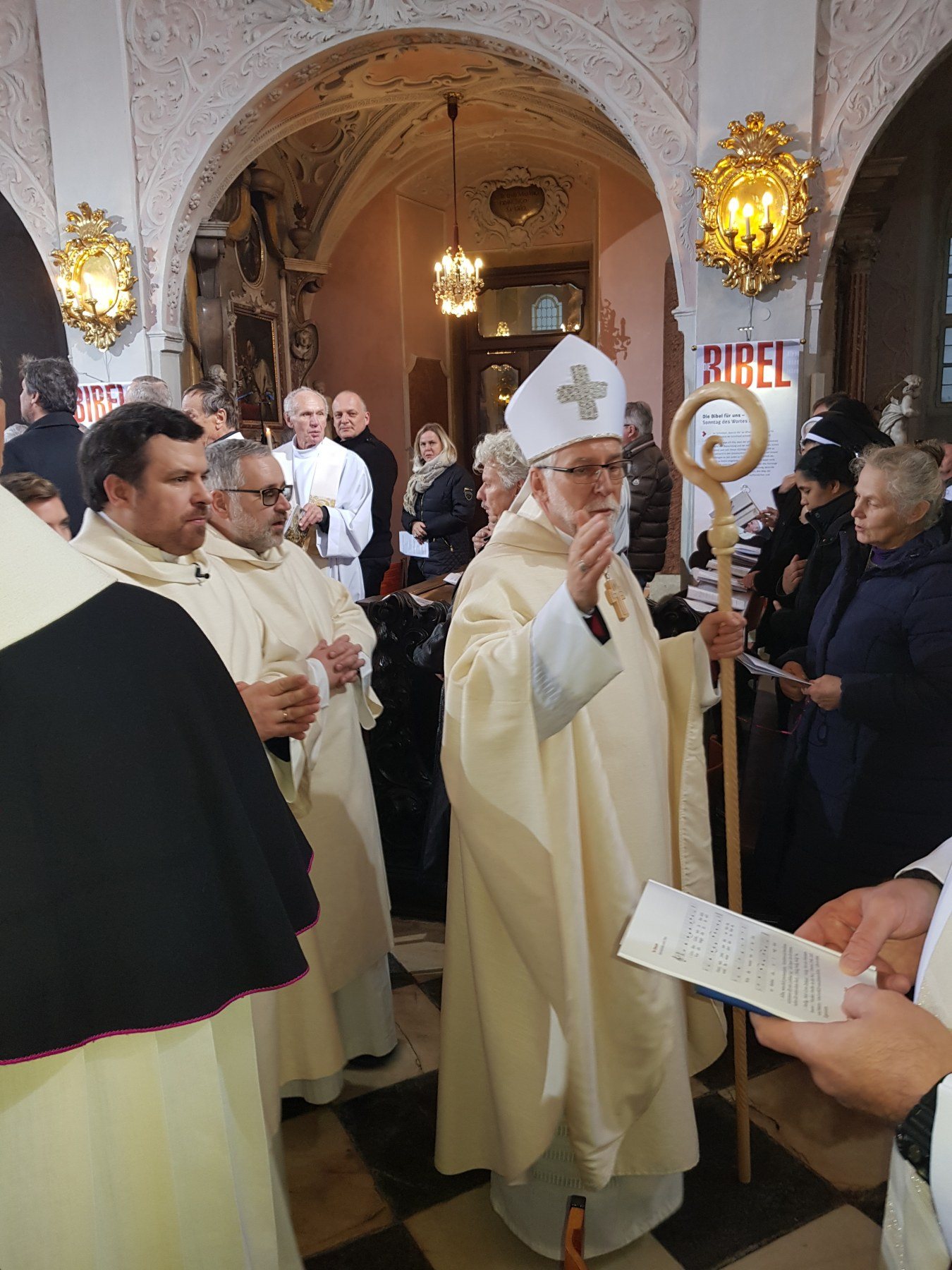 Wartend auf den neuen Bischof