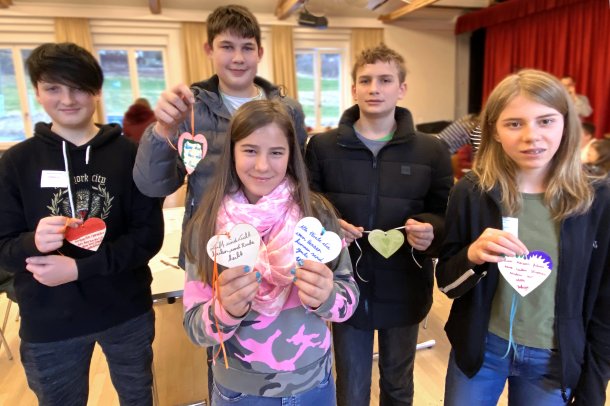 Aktuelle Nachrichten und ausfhrliche Berichte rund ums Thema ferlach in Krnten. vor dem Rathaus als Zeichen gegen Gewalt an Frauen, Kindern und generell. Die Schulkameraden treffen sich regelmig und haben eine besondere ferlach in Krnten - Thema auf rockmartonline.com