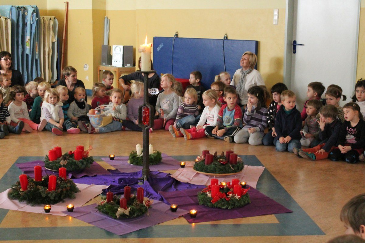 Adventkranzsegnung im Kindergarten