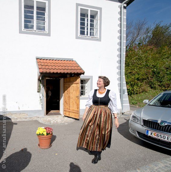 Ayol mushukining fotosuratini korsating