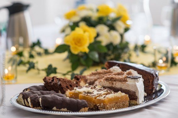 BDSM pornosi jinsiy aloqa mashinasi bilan tomoqqa uriladi