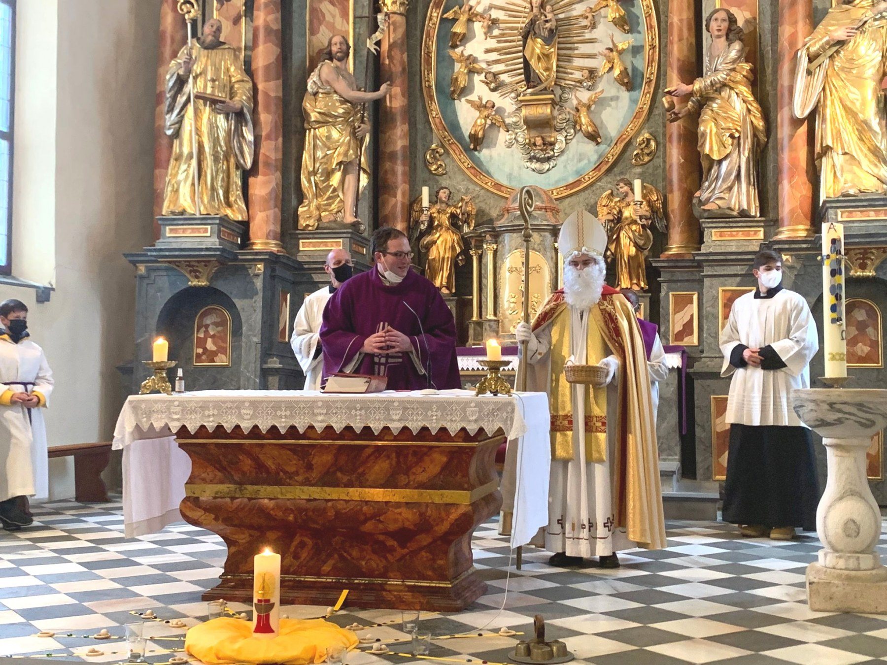 Nikolausbesuch in der Heiligen Messe