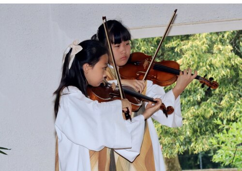 Unsere Ministrantinnen Yibei und Yinuo an den Geigen ( © Foto: Fredy Blaschun)