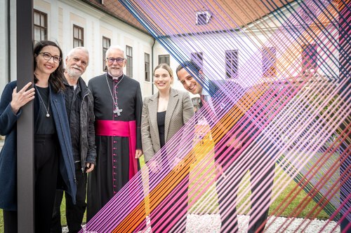 Bischof Marketz mit Künstlerin Sienčnik, Musiker Puschnig, Valentina Inzko-Fink und Maximilian Waldstein-Wartenberg vor dem Kunstwerk “EINKLANG:SOZVOČJE. Harmonie zweier Stimmen“ Bischof Marketz mit Künstlerin Sienčnik, Musiker Puschnig, Valentina Inzko-Fink und Maximilian Waldstein-Wartenberg vor dem Kunstwerk “EINKLANG:SOZVOČJE. Harmonie zweier Stimmen“