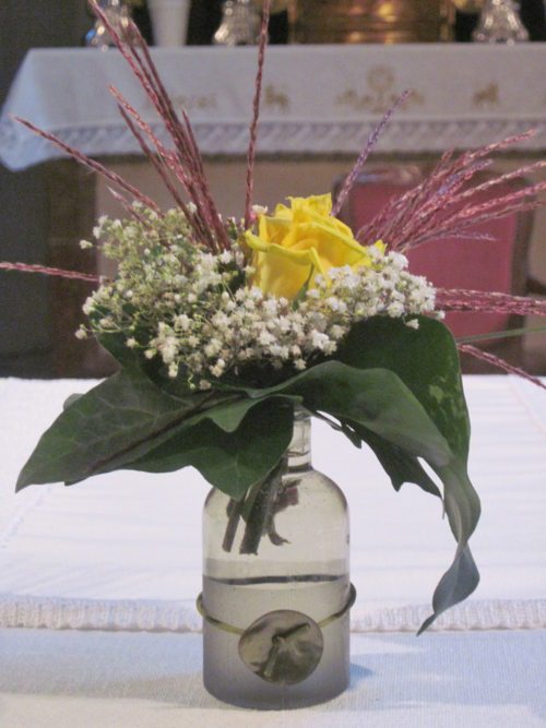Der Blumenschmuck am Volksaltar (© Foto: michiposautz) Der Blumenschmuck am Volksaltar (© Foto: michiposautz)