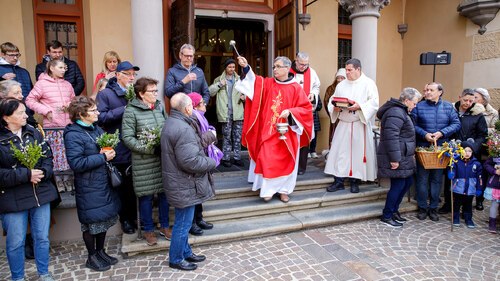 Am <strong>Palmsonntag </strong>füllte sich der Nikolaiplatz: <a data-cke-saved-href=“https://www.kath-kirche-kaernten.at/pfarren/detail/C3258/palmsonntag156“ href=“https://www.kath-kirche-kaernten.at/pfarren/detail/C3258/palmsonntag156“ target=“_blank“>https://www.kath-kirche-kaernten.at/pfarren/detail/C3258/palmsonntag156</a>.<br />
Foto: © Georg Brandstätter Am <strong>Palmsonntag </strong>füllte sich der Nikolaiplatz: <a data-cke-saved-href=“https://www.kath-kirche-kaernten.at/pfarren/detail/C3258/palmsonntag156“ href=“https://www.kath-kirche-kaernten.at/pfarren/detail/C3258/palmsonntag156“ target=“_blank“>https://www.kath-kirche-kaernten.at/pfarren/detail/C3258/palmsonntag156</a>.<br />
Foto: © Georg Brandstätter