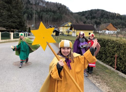 Sternsingen - Trikraljevsko prepevanje 2019 (Foto: Pfarrarchiv Neuhaus- Suha) Sternsingen - Trikraljevsko prepevanje 2019 (Foto: Pfarrarchiv Neuhaus- Suha)