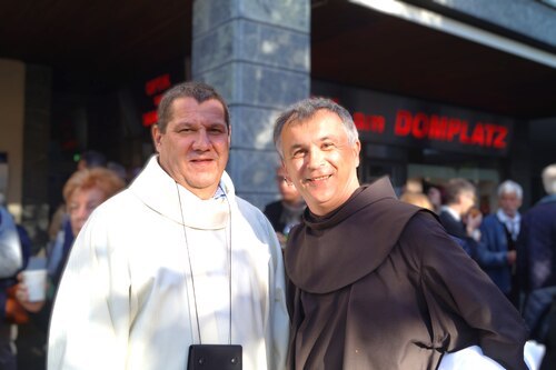 Weitere Fotos vom Tag der Beauftragung gibt es unter <a data-cke-saved-href=“https://www.kath-kirche-kaernten.at/pfarren/detail/C3258/neuer-akolyth-in-st-nikolai“ href=“https://www.kath-kirche-kaernten.at/pfarren/detail/C3258/neuer-akolyth-in-st-nikolai“ target=“_blank“>https://www.kath-kirche-kaernten.at/pfarren/detail/C3258/neuer-akolyth-in-st-nikolai</a> zu sehen. - Foto: © P. Emmanuel-Maria Fitz OFM Weitere Fotos vom Tag der Beauftragung gibt es unter <a data-cke-saved-href=“https://www.kath-kirche-kaernten.at/pfarren/detail/C3258/neuer-akolyth-in-st-nikolai“ href=“https://www.kath-kirche-kaernten.at/pfarren/detail/C3258/neuer-akolyth-in-st-nikolai“ target=“_blank“>https://www.kath-kirche-kaernten.at/pfarren/detail/C3258/neuer-akolyth-in-st-nikolai</a> zu sehen. - Foto: © P. Emmanuel-Maria Fitz OFM
