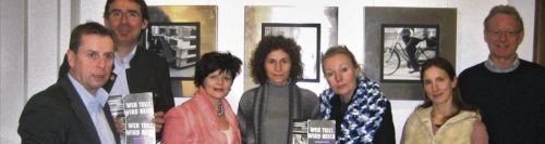 Heinz Pichler, AK Kärnten, Leo Kudlicka, KAB, Beate Einetter und Ilona Wulff-Lübbert (4. u. 5. v re.), KFB, und Karoline Dertschei (2. v. re.) bei der Eröffnung der Ausstellung “Working Poor“ (© Foto: KFB/Beate Einetter) Heinz Pichler, AK Kärnten, Leo Kudlicka, KAB, Beate Einetter und Ilona Wulff-Lübbert (4. u. 5. v re.), KFB, und Karoline Dertschei (2. v. re.) bei der Eröffnung der Ausstellung “Working Poor“ (© Foto: KFB/Beate Einetter)