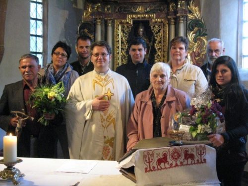 Martha und Franz Wirnsberger mit Familie (© Foto: Pfarre)