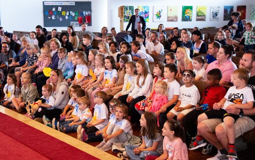 (c) Otto Gombocz ..... die Kinder beim Besuch des Kasperls..