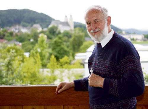 P. Josef Hehenberger OCist bei seinem Besuch in Kärnten, im Hintergrund der Maria Saaler Dom (© Foto: Haab)