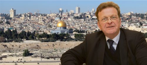 Wolfgang Schwarz, im Hintergrund Jerusalem vom Ölberg aus gesehen (