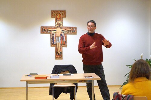 Klaus Einspieler begeistert die Teilnehmer mit Charme, Humor und tiefgehendem Wissen für den Lektorendienst. - Foto: © P. Emmanuel-Maria Fitz OFM Klaus Einspieler begeistert die Teilnehmer mit Charme, Humor und tiefgehendem Wissen für den Lektorendienst. - Foto: © P. Emmanuel-Maria Fitz OFM