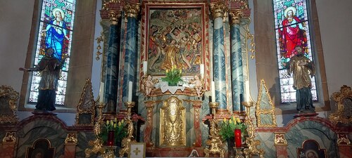 Pfarrkirche St. Stefan: Hauptaltar, schön beleuchtet mit Sonnenlicht, Andacht am 04. Mai 2024, 19.00 Uhr. In den Glasfenstern sind die hl. Maria und Jesus dargestellt.(Bild: P.St.). Pfarrkirche St. Stefan: Hauptaltar, schön beleuchtet mit Sonnenlicht, Andacht am 04. Mai 2024, 19.00 Uhr. In den Glasfenstern sind die hl. Maria und Jesus dargestellt.(Bild: P.St.).