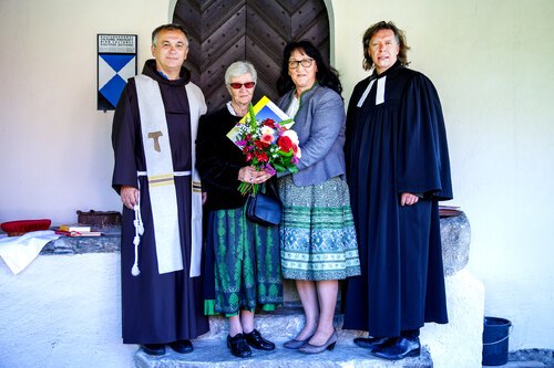 Erika Rainer wurde beim Kirchtag in Wollanig für ihr jahrelanges Engagement als Mesnerin gedankt. - Alle Fotos zum Kirchtag und dem Dank für Frau Rainer gibt es hier: <a data-cke-saved-href=“https://www.kath-kirche-kaernten.at/pfarren/detail/C3258/kirchtag-in-wollanig-und-dank-an-familie-rainer“ href=“https://www.kath-kirche-kaernten.at/pfarren/detail/C3258/kirchtag-in-wollanig-und-dank-an-familie-rainer“>https://www.kath-kirche-kaernten.at/pfarren/detail/C3258/kirchtag-in-wollanig-und-dank-an-familie-rainer</a> - Foto: © Georg Brandstätter Erika Rainer wurde beim Kirchtag in Wollanig für ihr jahrelanges Engagement als Mesnerin gedankt. - Alle Fotos zum Kirchtag und dem Dank für Frau Rainer gibt es hier: <a data-cke-saved-href=“https://www.kath-kirche-kaernten.at/pfarren/detail/C3258/kirchtag-in-wollanig-und-dank-an-familie-rainer“ href=“https://www.kath-kirche-kaernten.at/pfarren/detail/C3258/kirchtag-in-wollanig-und-dank-an-familie-rainer“>https://www.kath-kirche-kaernten.at/pfarren/detail/C3258/kirchtag-in-wollanig-und-dank-an-familie-rainer</a> - Foto: © Georg Brandstätter