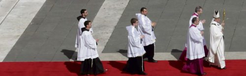 Vor Beginn der Messe überquert Papst Franziskus den Petersplatz im Papamobil. Um einen Menschen mit mehrfacher Behinderung zu begrüßen, lässt er anhalten und verlässt das Auto. (© Foto: Reuters/KNA) Vor Beginn der Messe überquert Papst Franziskus den Petersplatz im Papamobil. Um einen Menschen mit mehrfacher Behinderung zu begrüßen, lässt er anhalten und verlässt das Auto. (© Foto: Reuters/KNA)