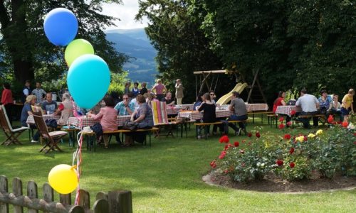 Fröhliches Feiern im Schlossgarten (© Foto: Kattnig) Fröhliches Feiern im Schlossgarten (© Foto: Kattnig)