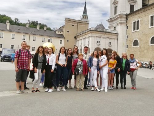 Gruppenfoto am Domplatz vor dem Salzburger Dom (© Pfarre Wolfsberg).