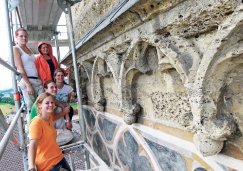 In schwindliger Höhe, knapp unter der Kirchturmspitze auf der Südseite, arbeitet derzeit ein junges, dynamisches Damenteam.  (© Foto: Eggenberger)