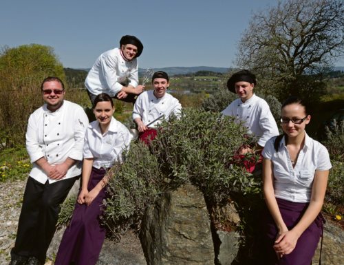 Treffpunkt Kräuterspirale im stiftseigenen Garten. Von hier landen die Kräuter erntefrisch in der Küche zur Verarbeitung. (© Foto: Eggenberger) Treffpunkt Kräuterspirale im stiftseigenen Garten. Von hier landen die Kräuter erntefrisch in der Küche zur Verarbeitung. (© Foto: Eggenberger)