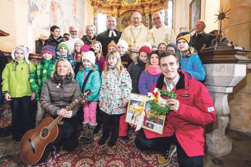 Dankesmesse mit Diözesanbischof Alois Schwarz für  Olympiasieger Matthias Mayer, der dem Kinderchor Afritz die Goldmedaille präsentiert .  (© Foto: Kleine Zeitung/Markus Traussnig)