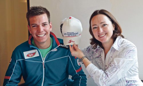 Der Klagenfurter Markus Salcher startet bei den Paralympics in Sotschi. Seine Sponsorin Ute Habenicht drückt vor Ort die Daumen. (© Foto: Eggenberger) Der Klagenfurter Markus Salcher startet bei den Paralympics in Sotschi. Seine Sponsorin Ute Habenicht drückt vor Ort die Daumen. (© Foto: Eggenberger)