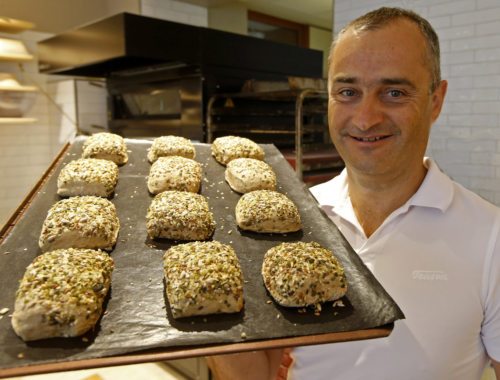 Martin Wienerroither präsentiert das Sattmacher-Weckerl. Foto: Eggenberger