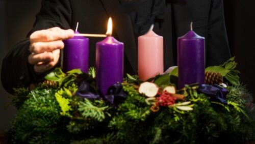 Štiri sveče na adventnem vencu opozarjajo na luč, ki je z Jezusovim rojstvom podarjena svetu.(Škofijski tiskovni urad)