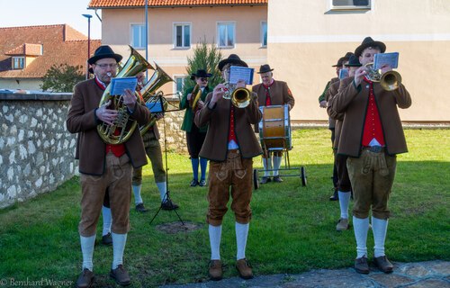 Die Blaskapelle Maria Rojach spielt für Generalvikar Kan. Dr. Johann Sedlmaier (© Foto: Mag. Bernhard Wagner).